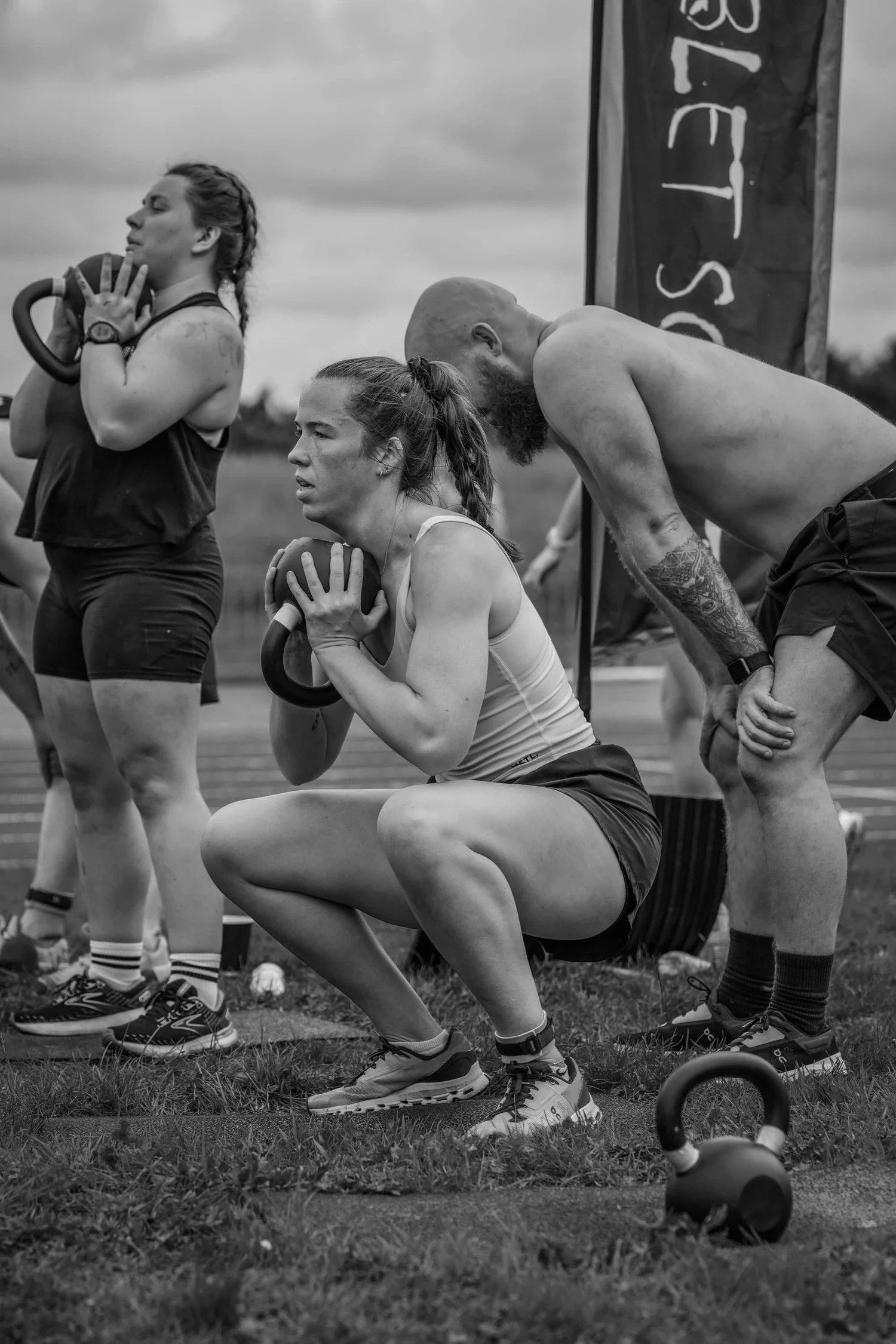 رياضي يؤدي تمرين «القرفصاء بالكيتلبيل على طريقة الكأس» ضمن مبادرة «Goblet Squat Labour»